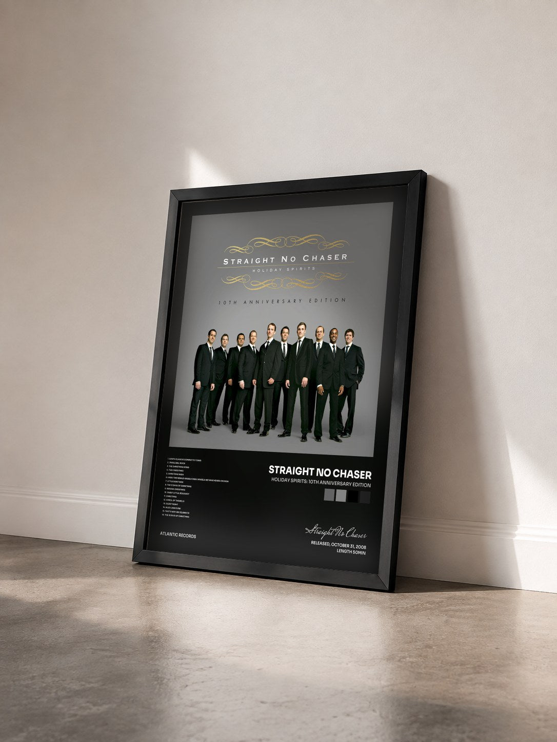 #noir Tableau de l'album Holiday Spirits: 10th Anniversary Edition de Straight No Chaser vu de trois quarts, cadre noir