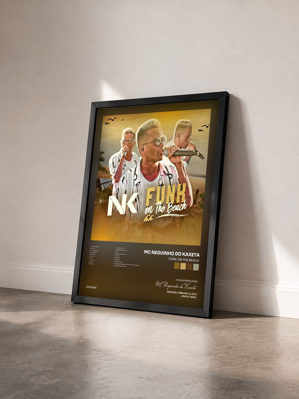 #noir Tableau de l'album Funk On The Beach de MC Neguinho do Kaxeta vu de trois quarts, cadre noir