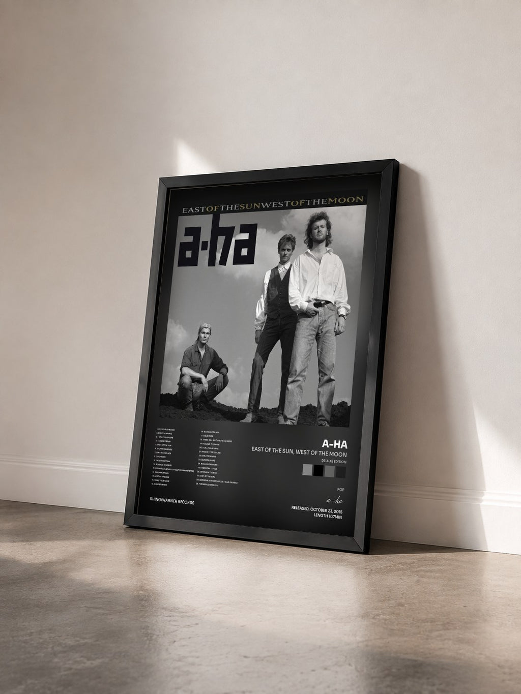 #noir East of the Sun, West of the Moon (Deluxe Edition) de a-ha en lámina enmarcada vista de tres cuartos, marco negro