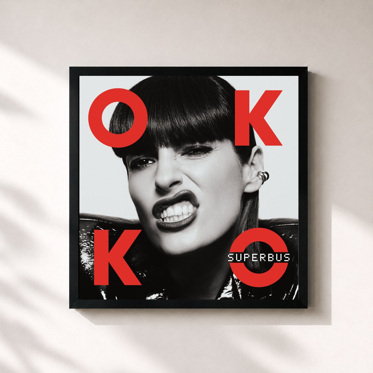 #noir OK KO di Superbus in stampa quadrata incorniciata, cornice nera 32x32 cm