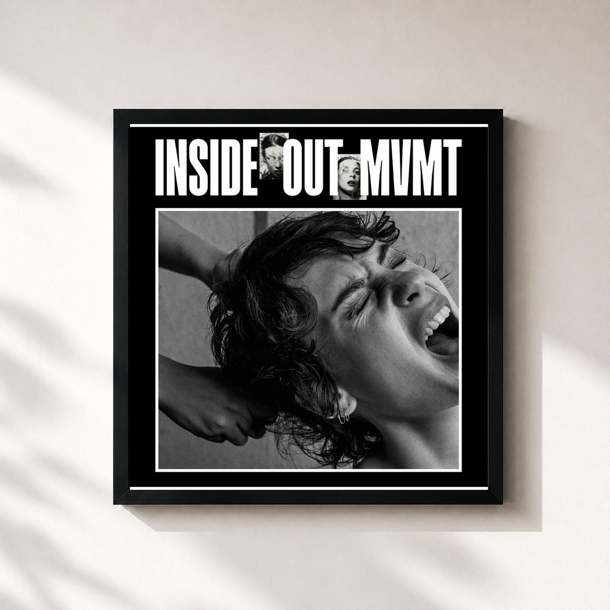 #noir Tableau carré de l'album INSIDE OUT MVMT de Adé, cadre noir 32x32 cm