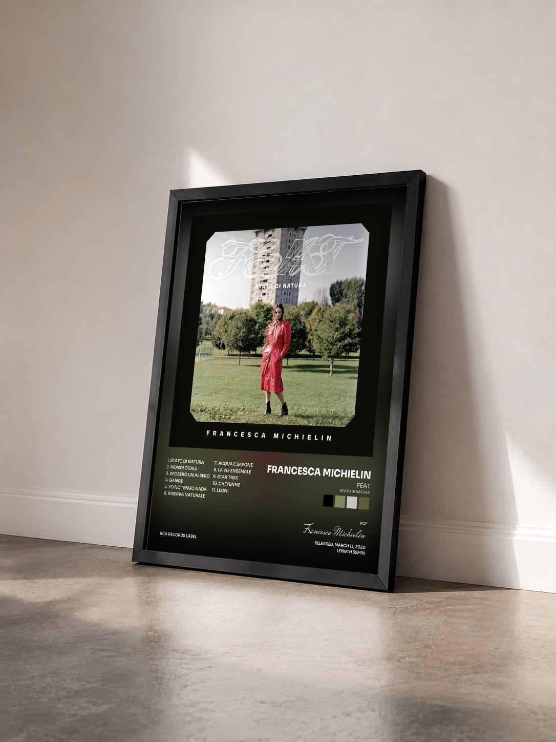 #noir Tableau de l'album FEAT (Stato di Natura) de Francesca Michielin vu de trois quarts, cadre noir
