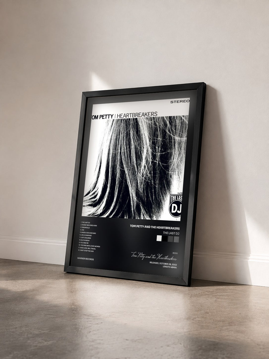 #noir Tableau de l'album The Last DJ de Tom Petty and the Heartbreakers vu de trois quarts, cadre noir