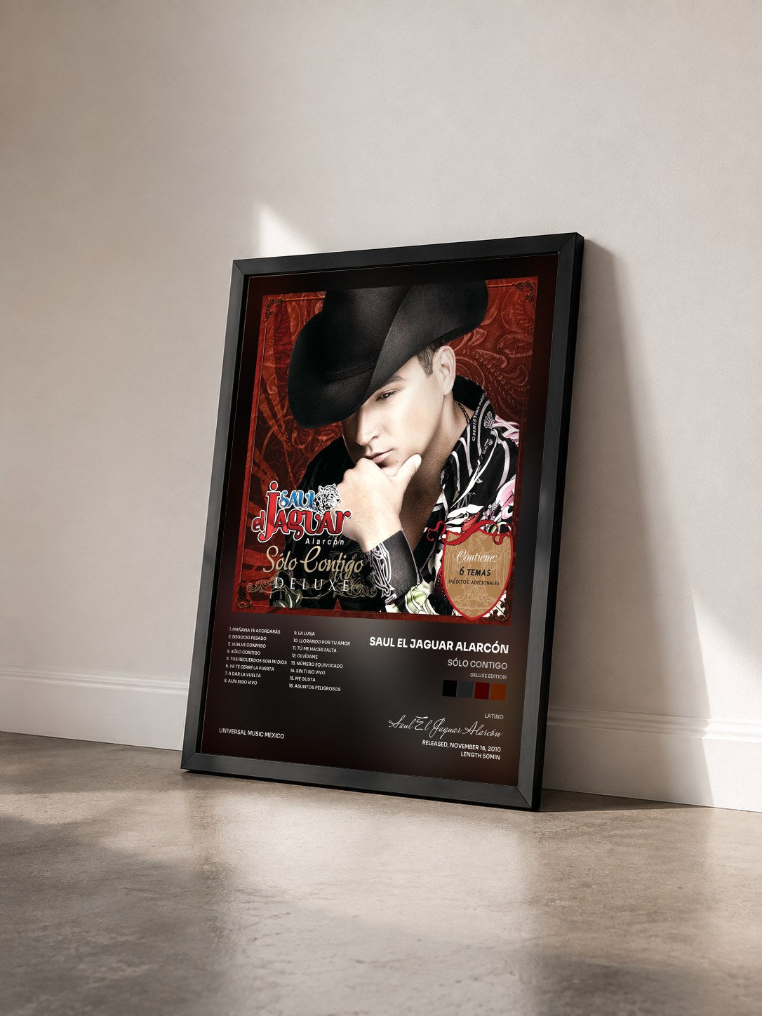 #noir Tableau de l'album Sólo Contigo (Deluxe Edition) de Saul El Jaguar Alarcón vu de trois quarts, cadre noir