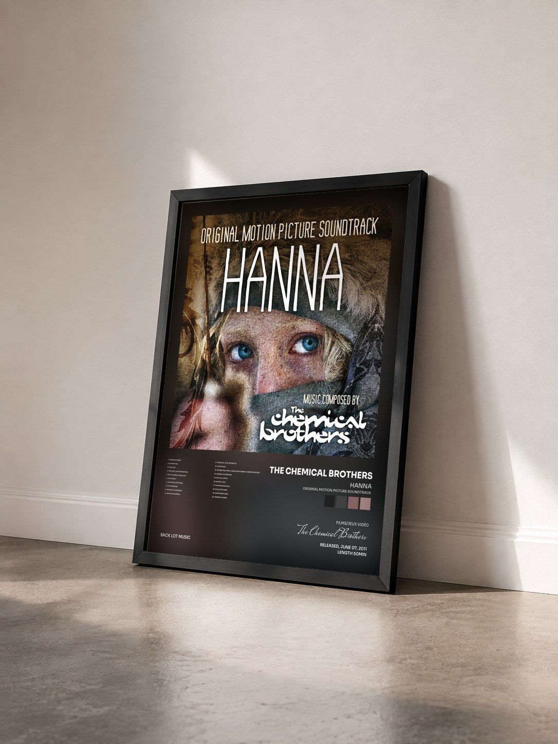 #noir Tableau de l'album Hanna (Original Motion Picture Soundtrack) de The Chemical Brothers vu de trois quarts, cadre noir