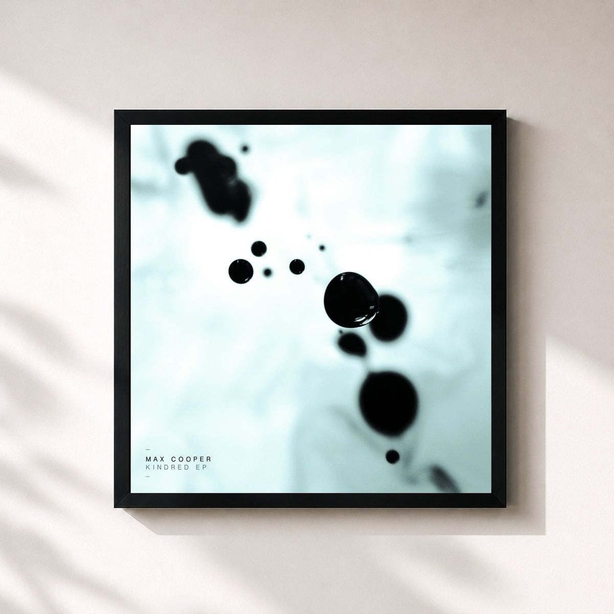 #noir Kindred de Max Cooper en lámina cuadrada enmarcada, marco negro de 32x32 cm