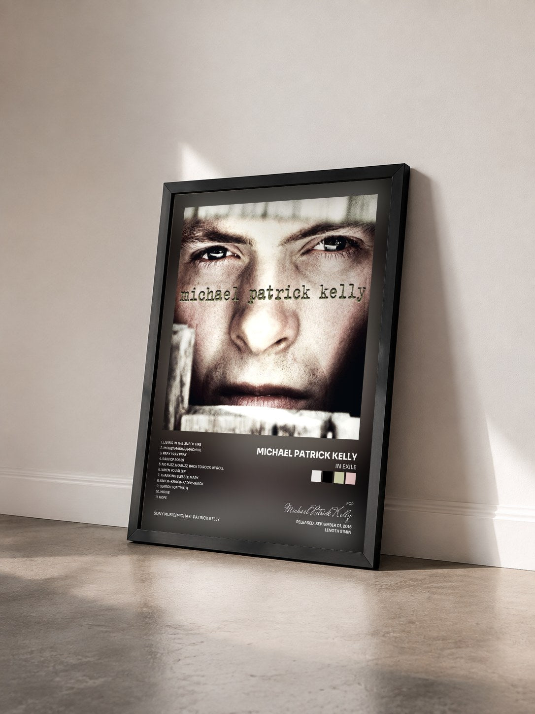 #noir Tableau de l'album In Exile de Michael Patrick Kelly vu de trois quarts, cadre noir