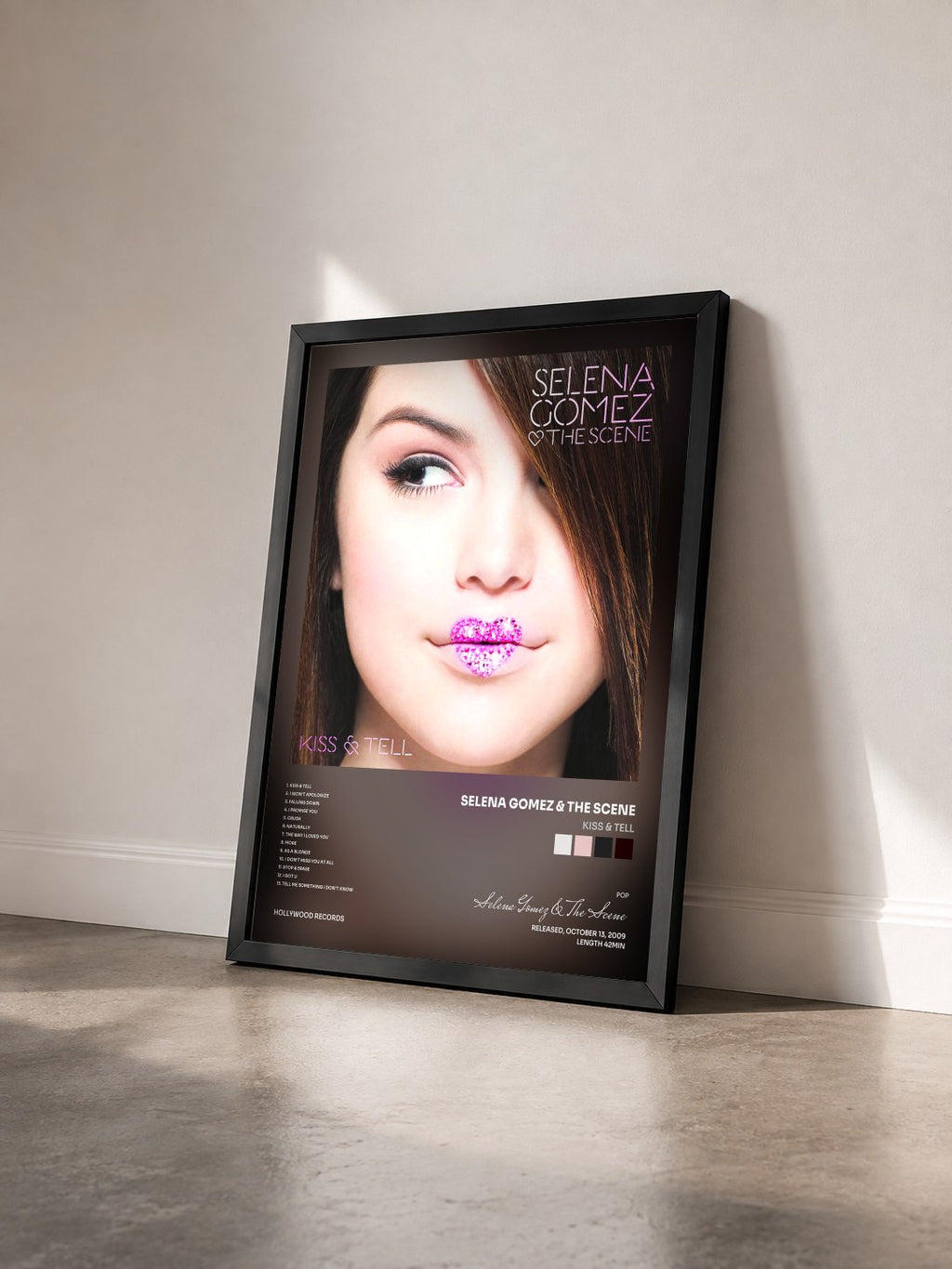 #noir Tableau de l'album Kiss & Tell de Selena Gomez & The Scene vu de trois quarts, cadre noir