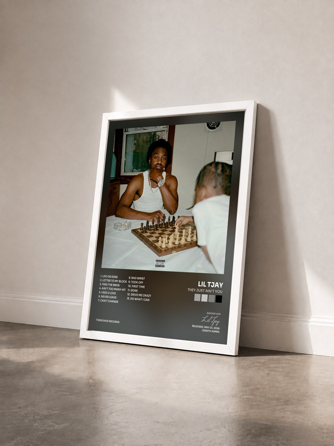 #blanc Tableau de l'album They Just Ain't You de Lil Tjay vu de trois quarts, cadre blanc