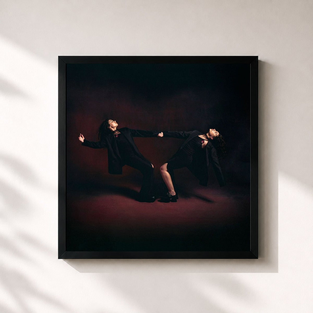 #noir Love & Hyperbole von Alessia Cara als quadratischer Kunstdruck, schwarzer Rahmen 32x32 cm