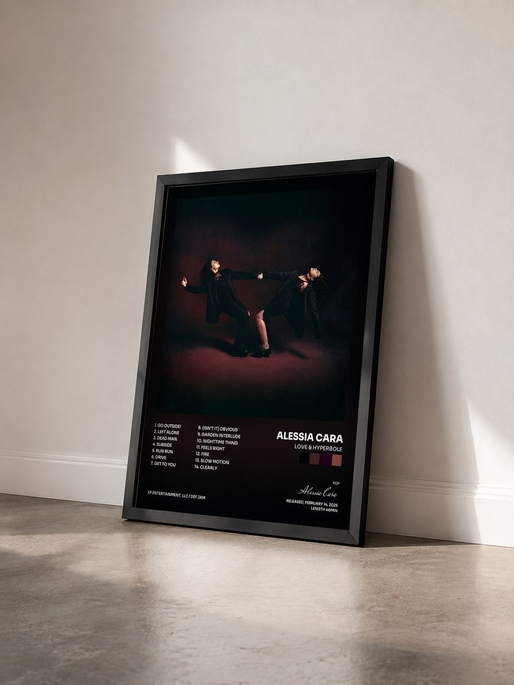 #noir Tableau de l'album Love & Hyperbole de Alessia Cara vu de trois quarts, cadre noir