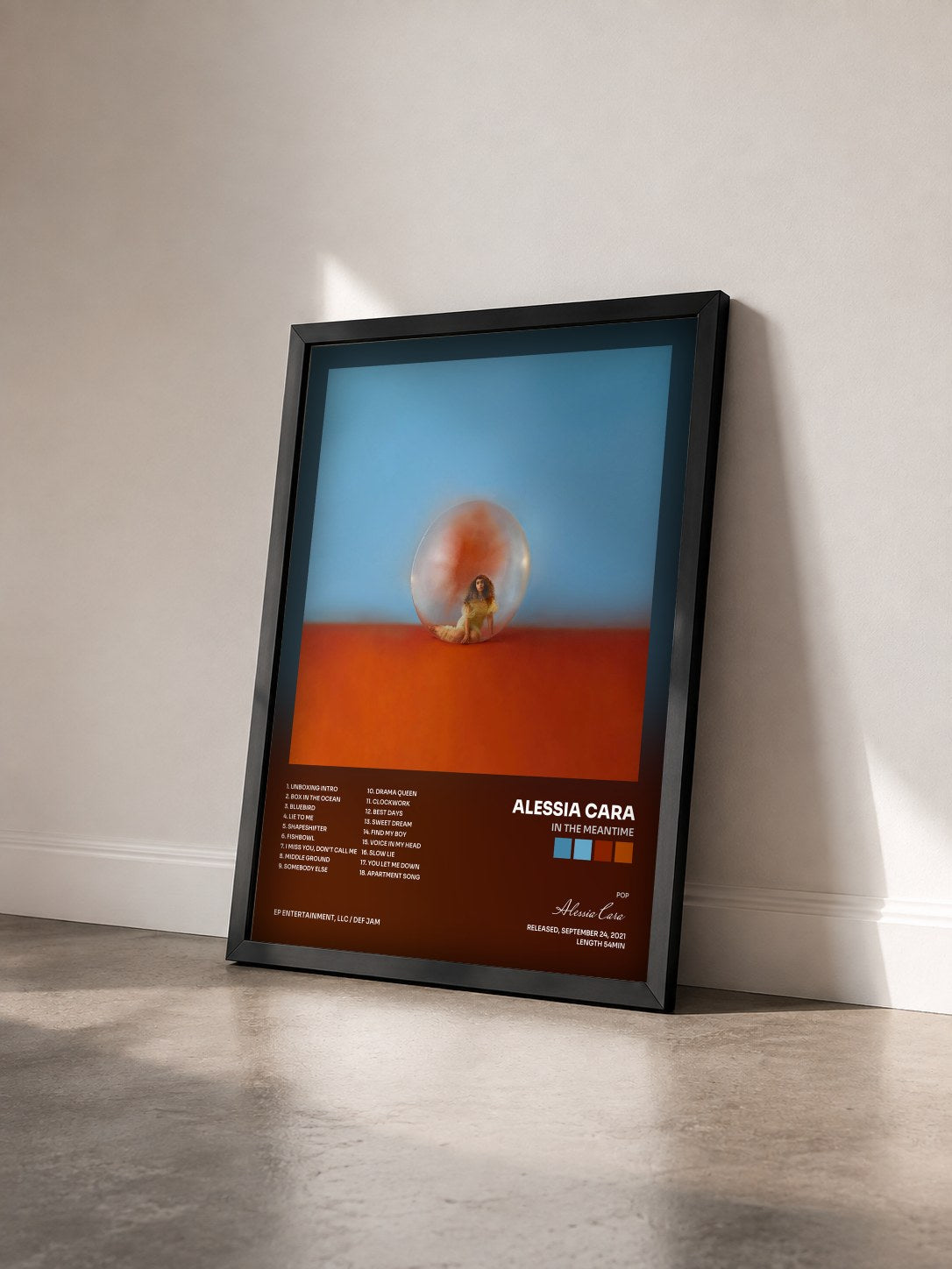 #noir In The Meantime von Alessia Cara als gerahmter Kunstdruck von schräg gesehen, schwarzer Rahmen