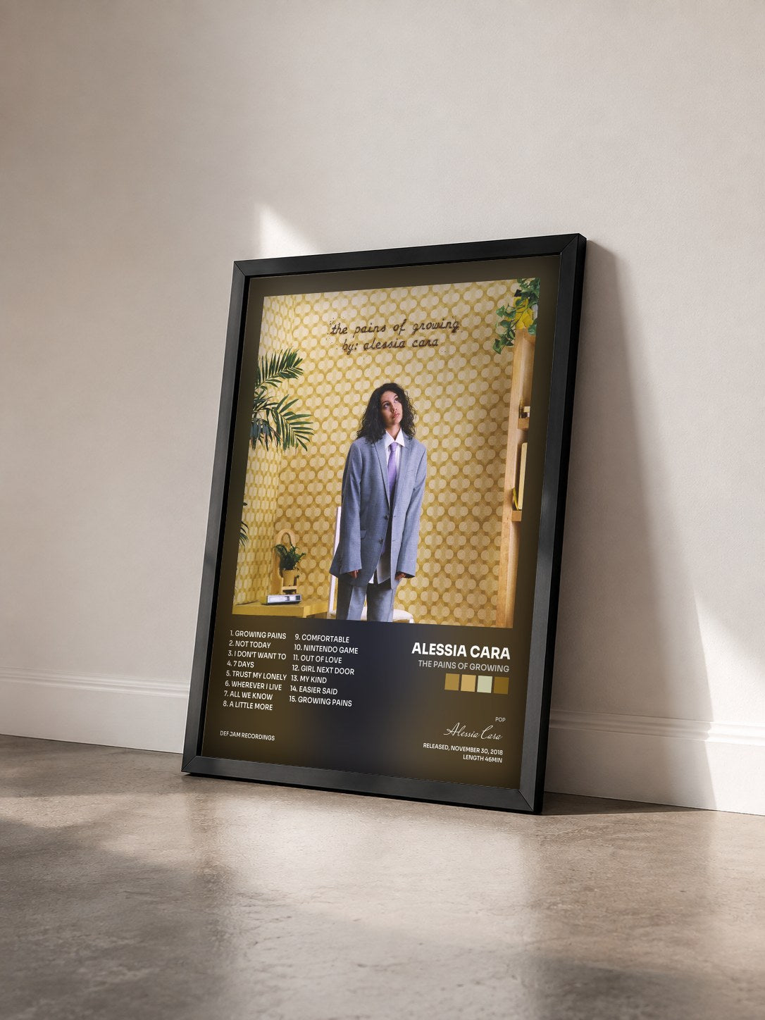 #noir The Pains Of Growing von Alessia Cara als gerahmter Kunstdruck von schräg gesehen, schwarzer Rahmen