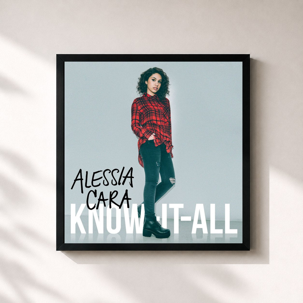 #noir Know-It-All de Alessia Cara en lámina cuadrada enmarcada, marco negro de 32x32 cm