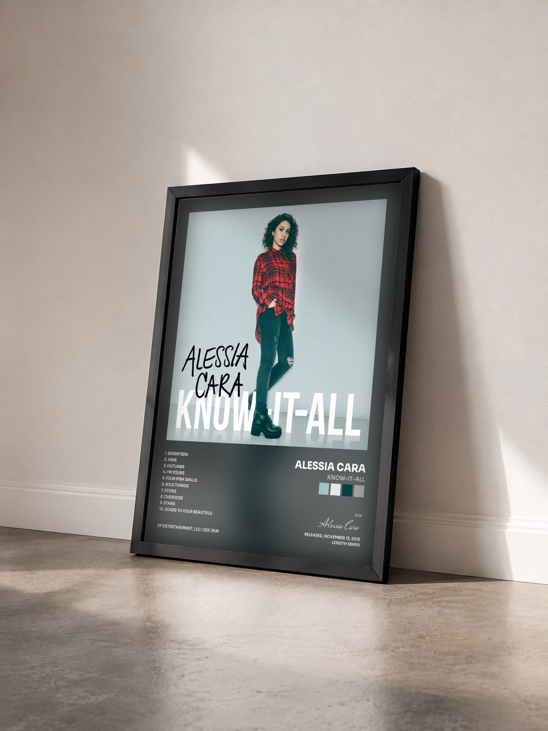 #noir Know-It-All de Alessia Cara en lámina enmarcada vista de tres cuartos, marco negro