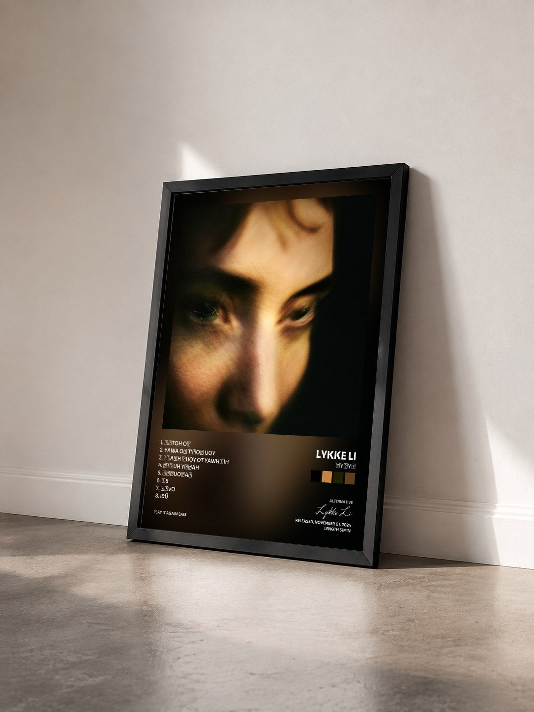 #noir Tableau de l'album ƎYƎYƎ de Lykke Li vu de trois quarts, cadre noir