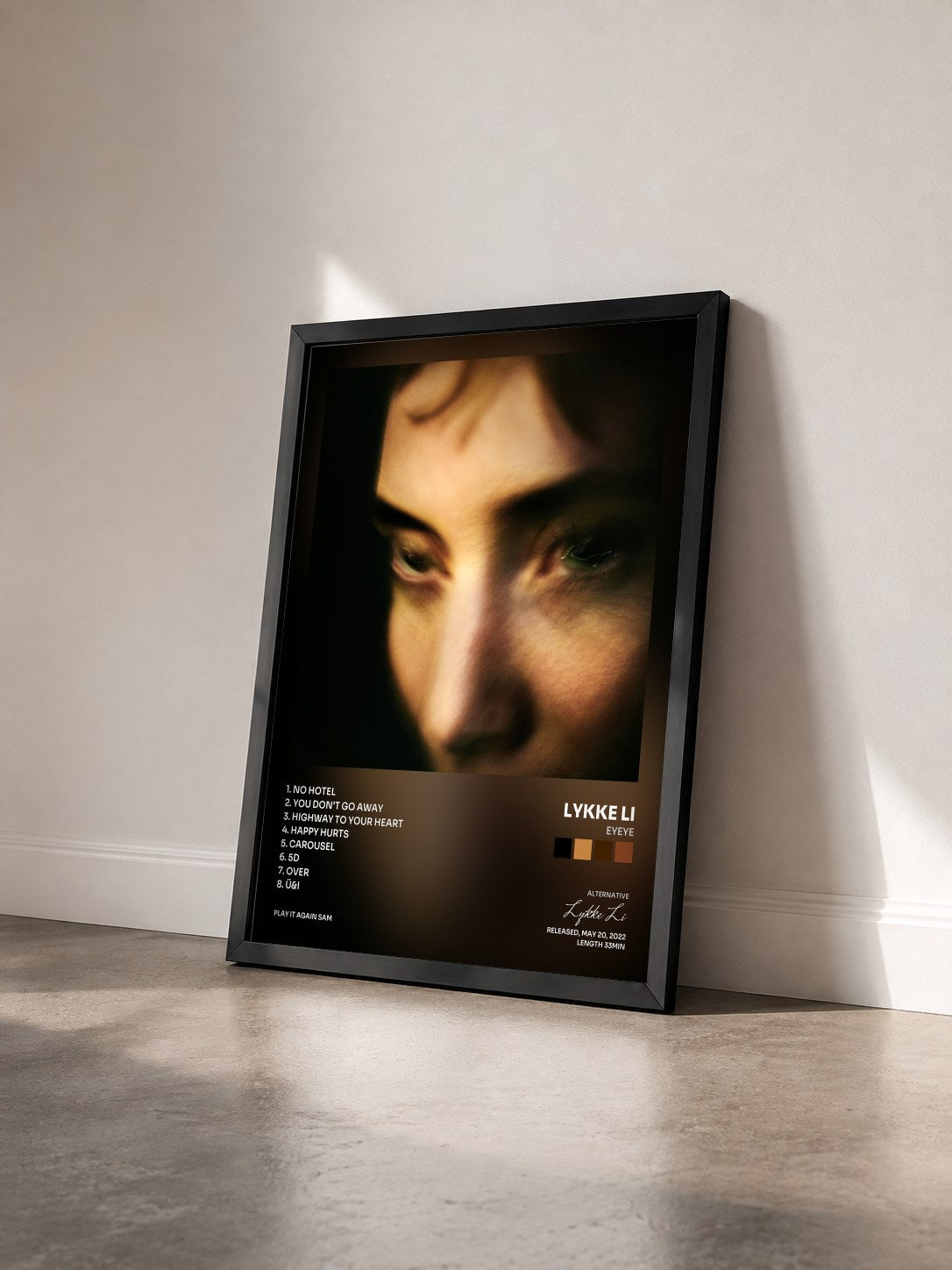 #noir Tableau de l'album EYEYE de Lykke Li vu de trois quarts, cadre noir