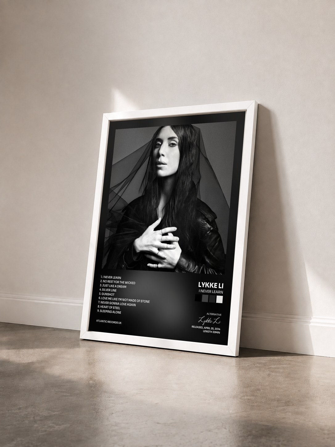 #blanc Tableau de l'album I Never Learn de Lykke Li vu de trois quarts, cadre blanc