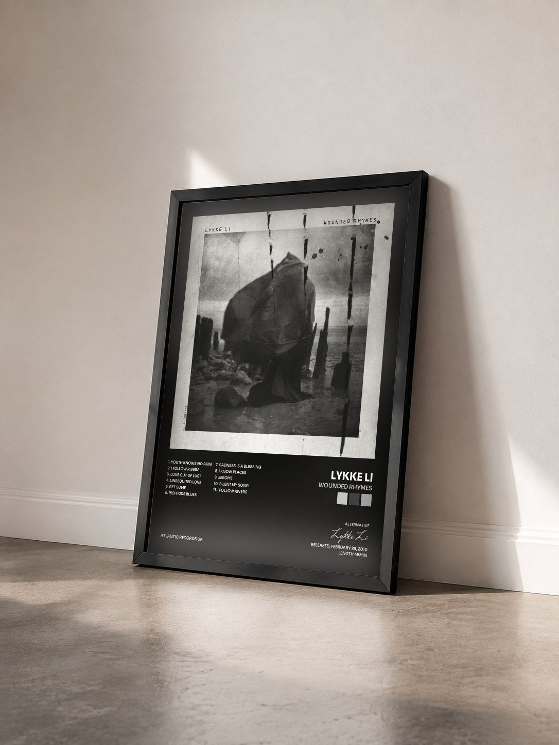 #noir Tableau de l'album Wounded Rhymes de Lykke Li vu de trois quarts, cadre noir