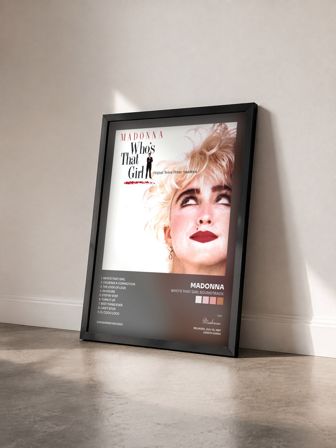 #noir Tableau de l'album Who's That Girl Soundtrack de Madonna vu de trois quarts, cadre noir
