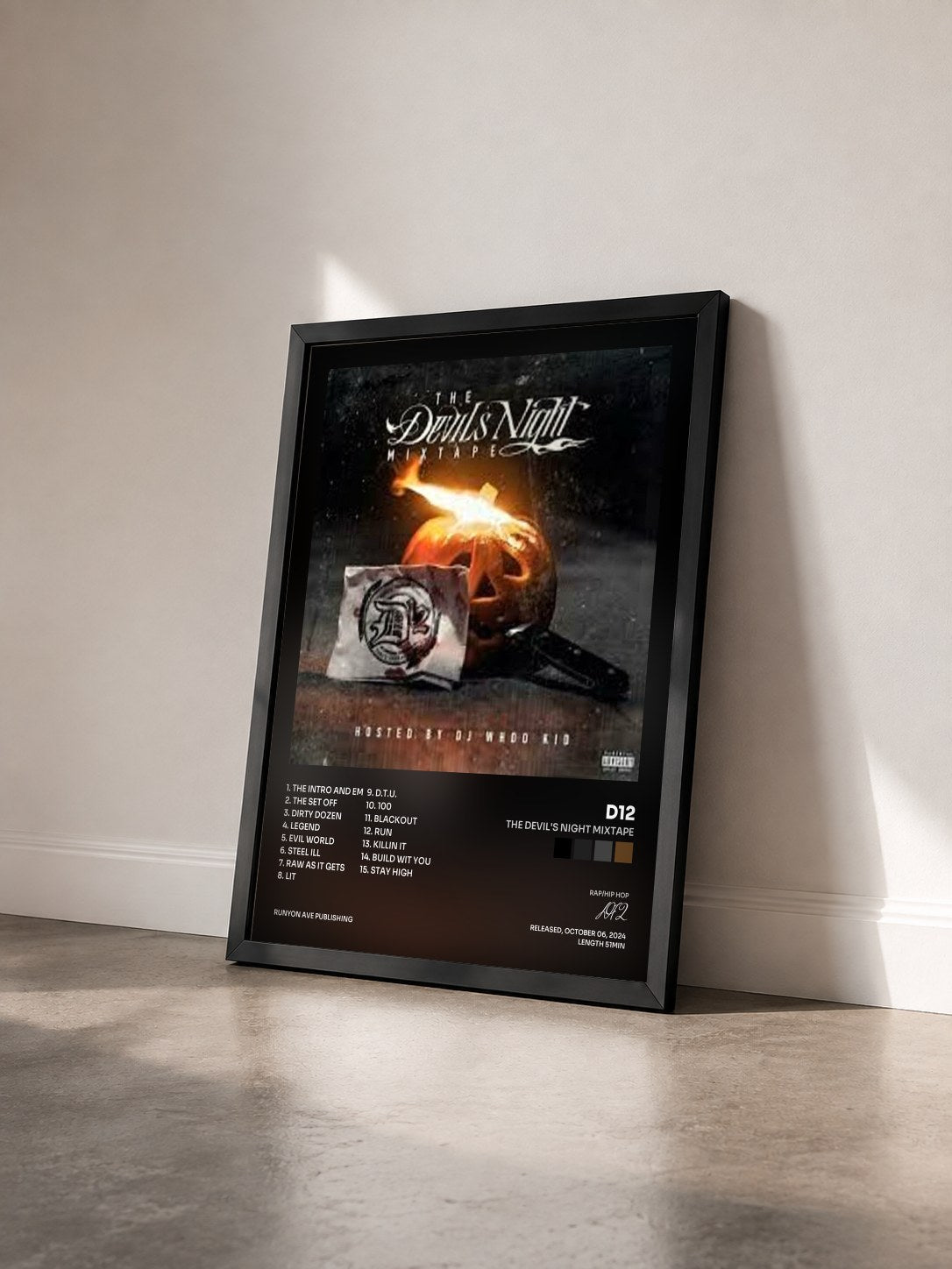 #noir Tableau de l'album The Devil's Night Mixtape de D12 vu de trois quarts, cadre noir