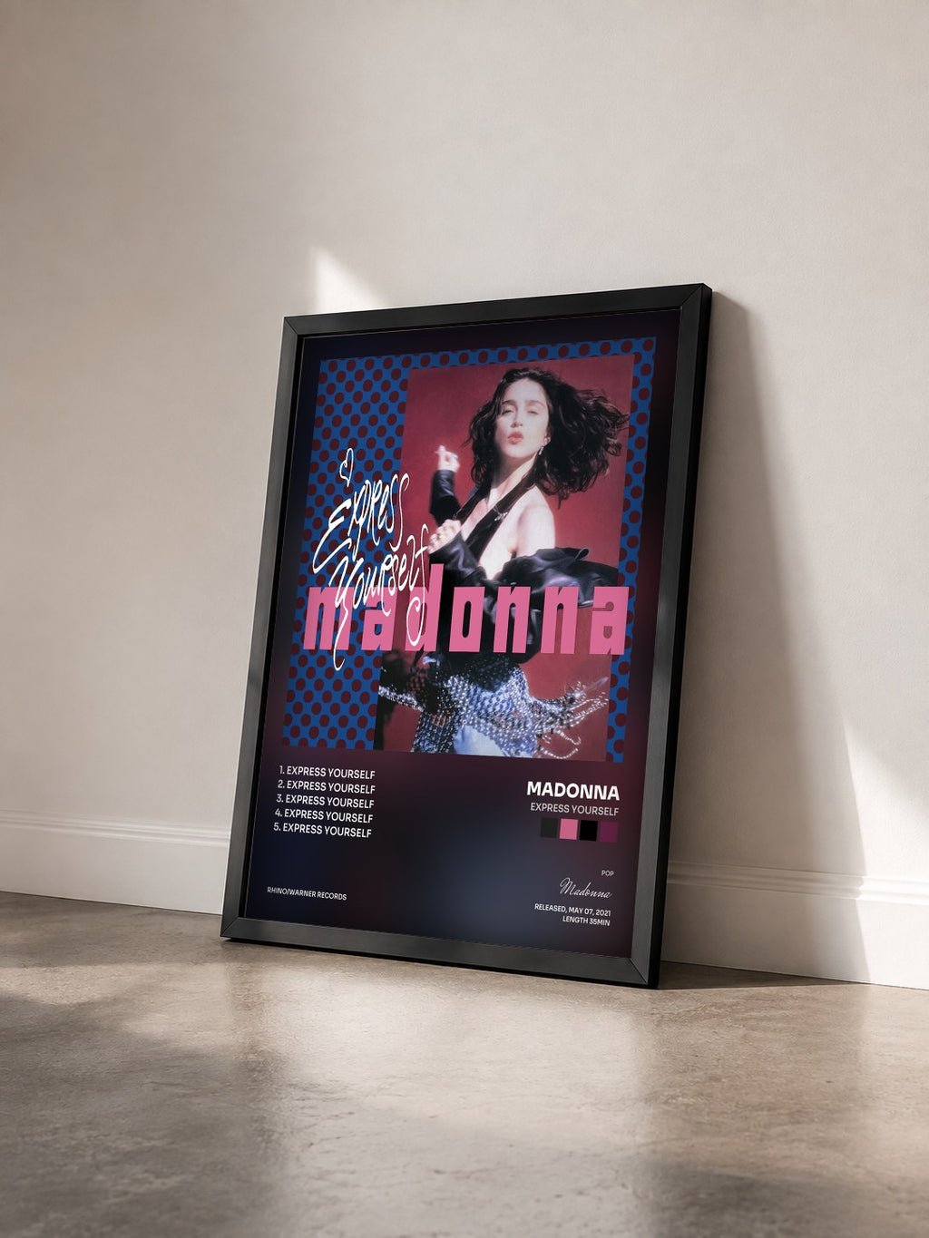 #noir Tableau de l'album Express Yourself de Madonna vu de trois quarts, cadre noir