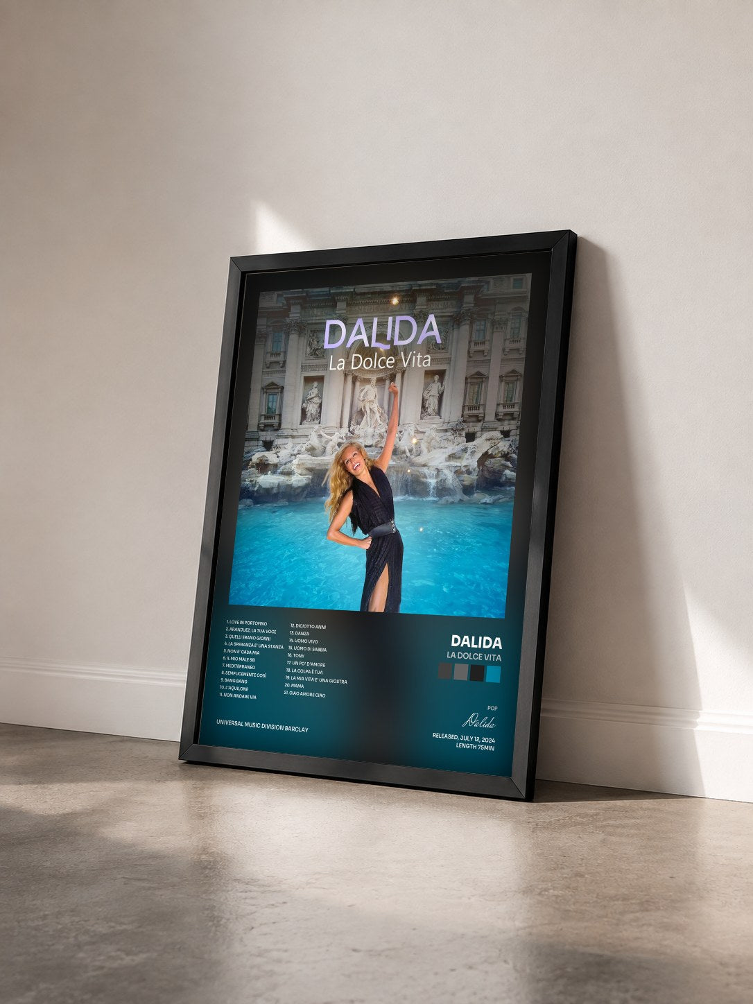 #noir La Dolce Vita di Dalida in stampa incorniciata vista di tre quarti, cornice nera