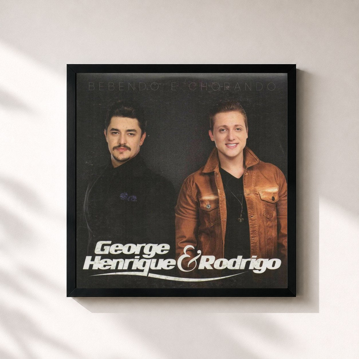 #noir Tableau carré de l'album Bebendo e Chorando de George Henrique & Rodrigo, cadre noir 32x32 cm