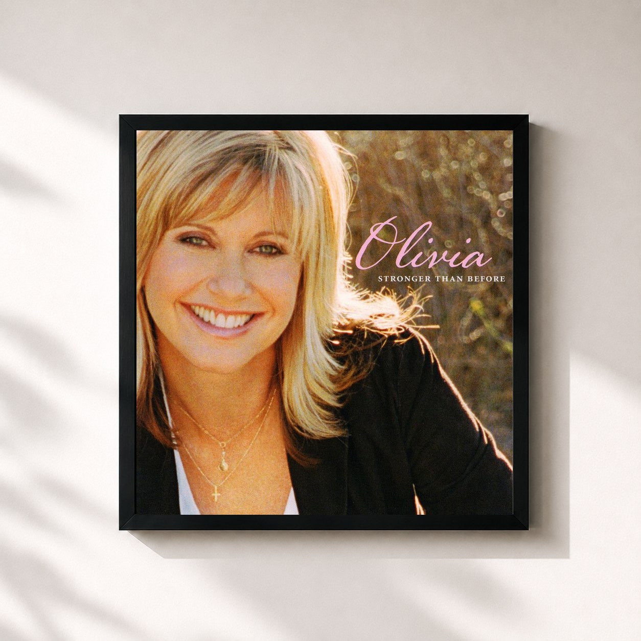#noir Tableau carré de l'album Stronger Than Before de Olivia Newton-John, cadre noir 32x32 cm