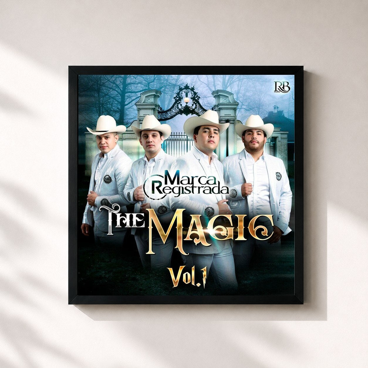 #noir Tableau carré de l'album The Magic, Vol.1 de Grupo Marca Registrada, cadre noir 32x32 cm