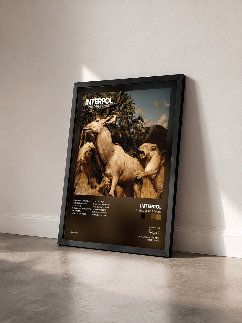 #noir Tableau de l'album Our Love To Admire de Interpol vu de trois quarts, cadre noir