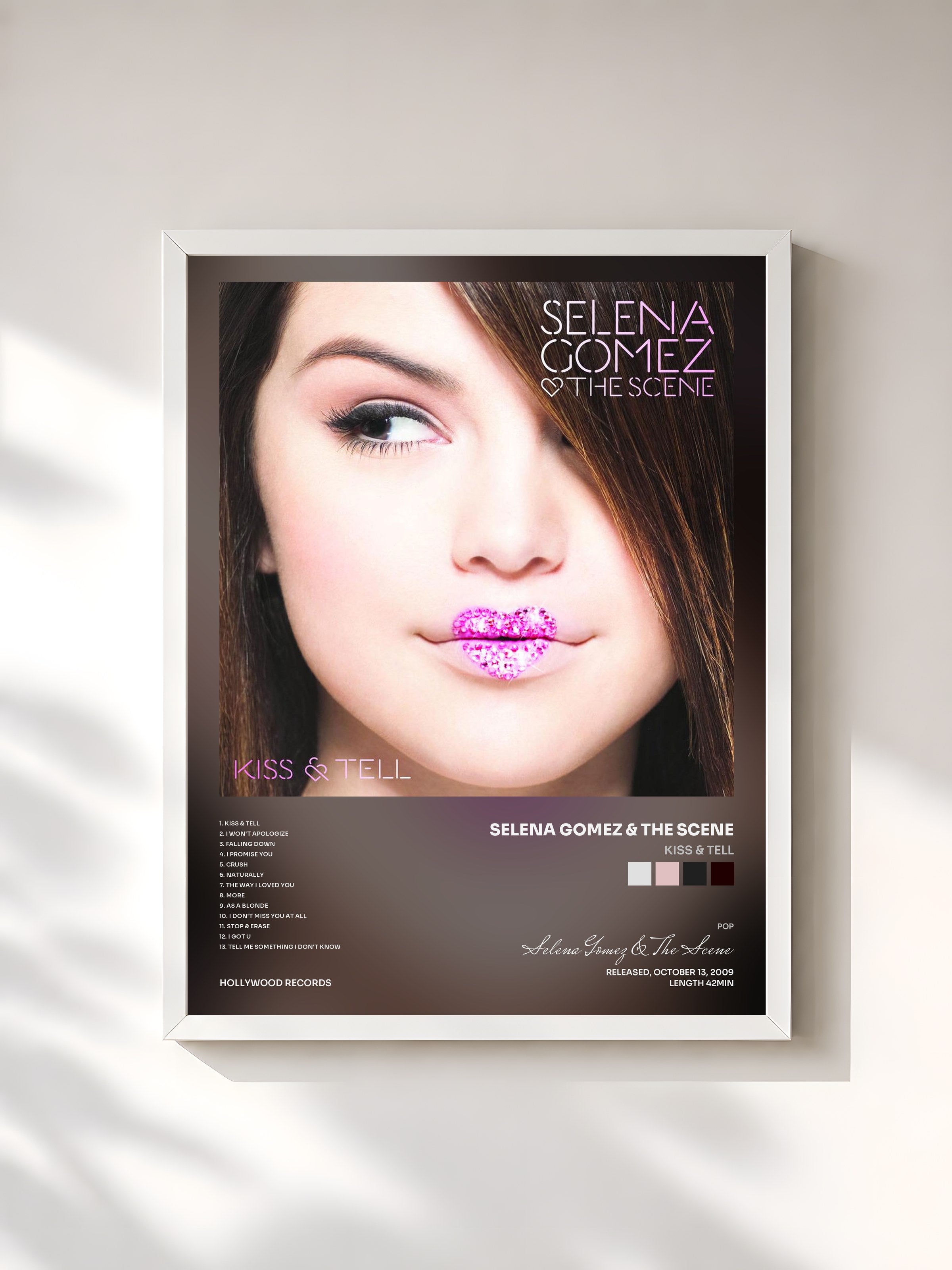 #blanc Tableau de l'album Kiss & Tell de Selena Gomez & The Scene, cadre blanc, imprimé et encadré en France