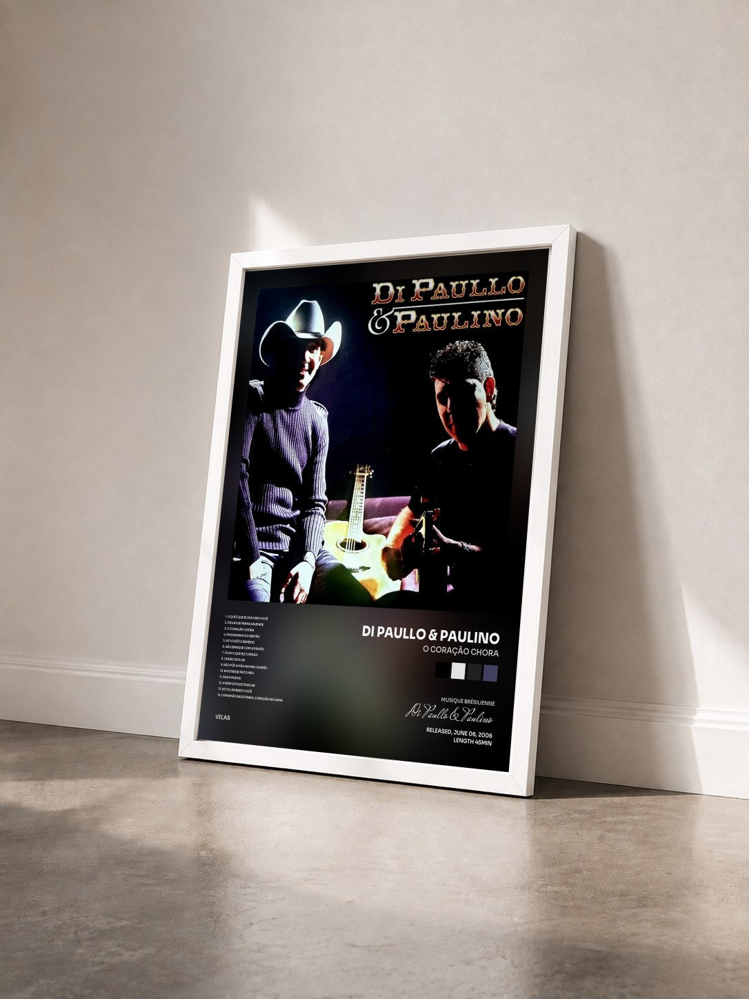 #blanc Tableau de l'album O Coração Chora de Di Paullo & Paulino vu de trois quarts, cadre blanc