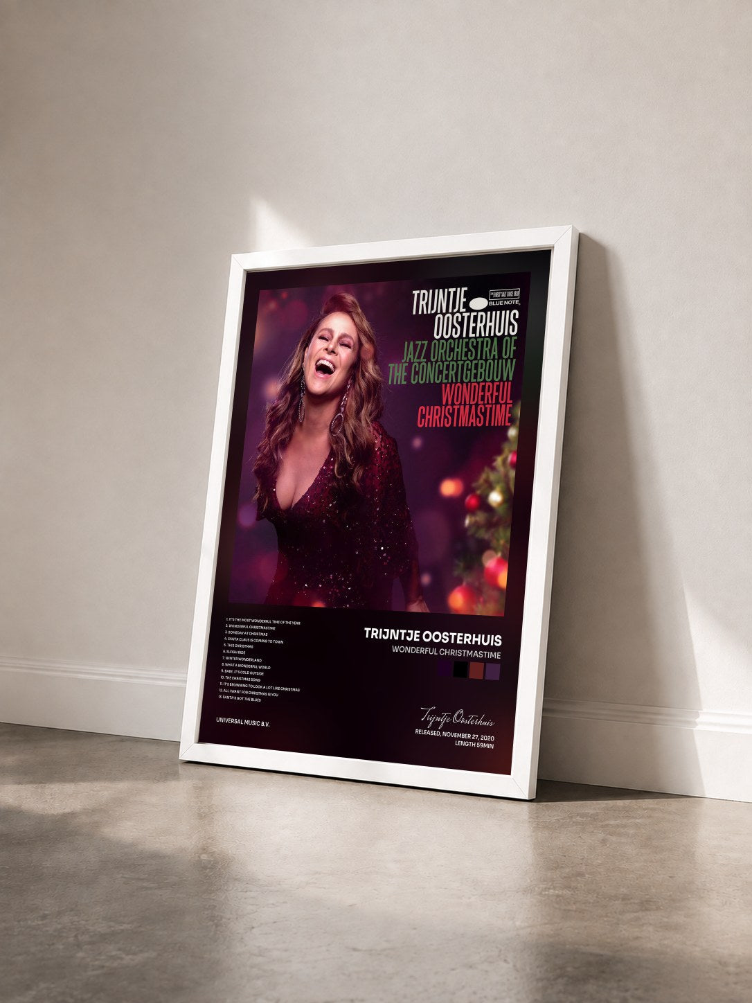 #blanc Tableau de l'album Wonderful Christmastime de Trijntje Oosterhuis vu de trois quarts, cadre blanc