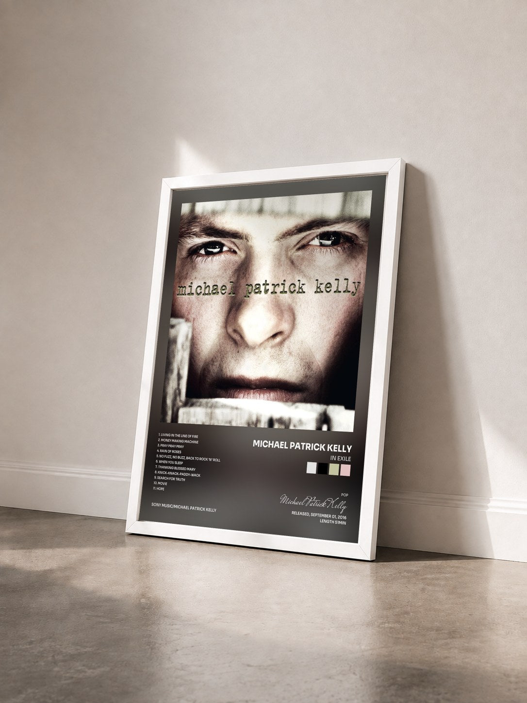 #blanc Tableau de l'album In Exile de Michael Patrick Kelly vu de trois quarts, cadre blanc