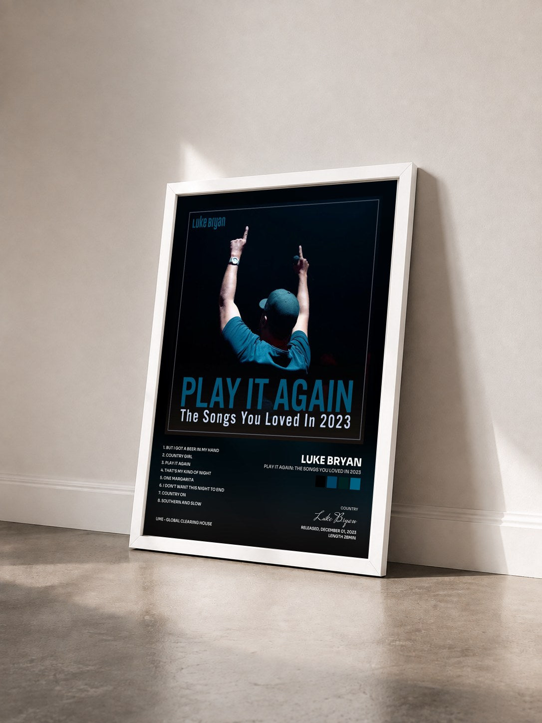 #blanc Tableau de l'album Play It Again: The Songs You Loved In 2023 de Luke Bryan vu de trois quarts, cadre blanc