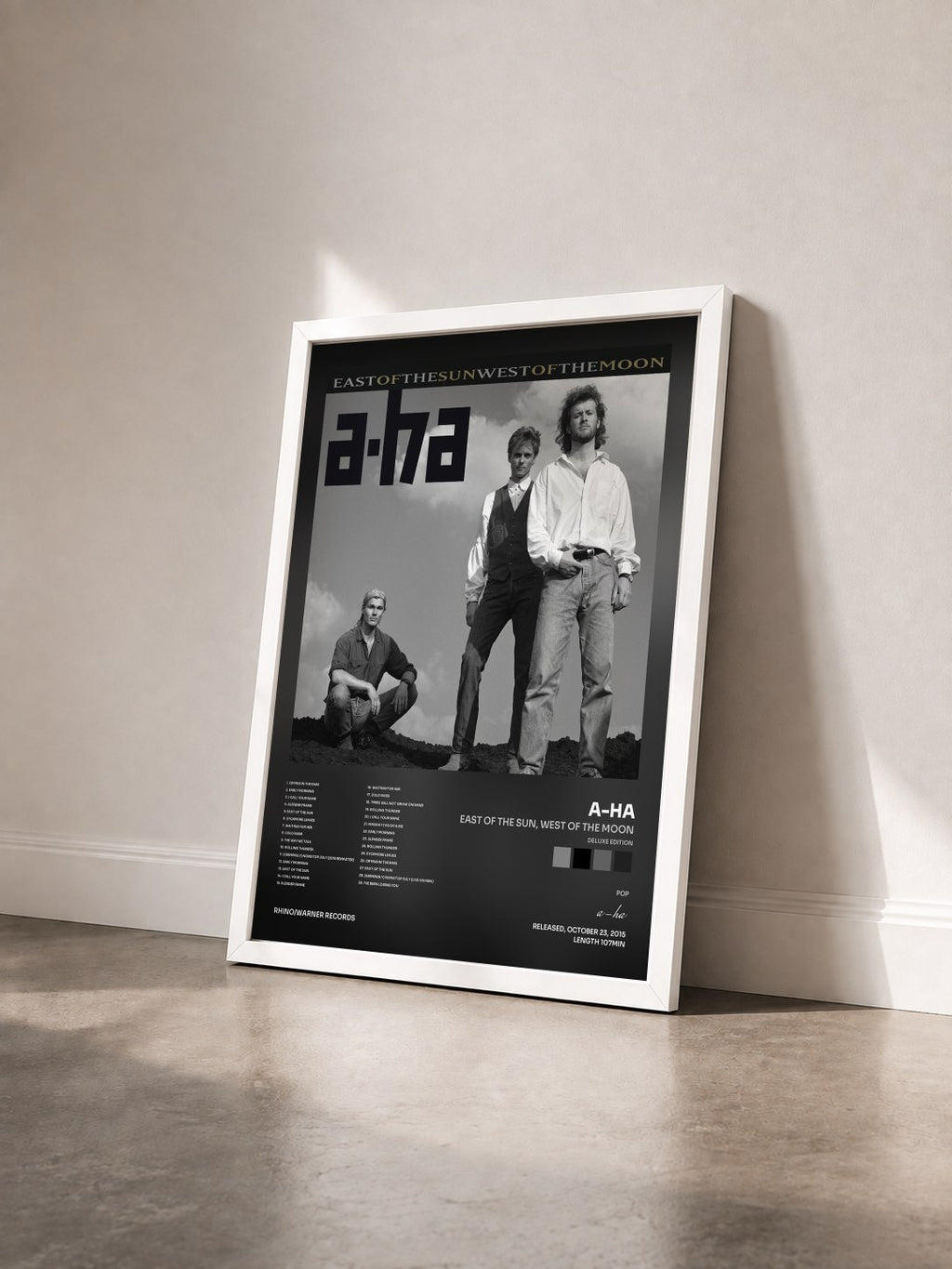 #blanc East of the Sun, West of the Moon (Deluxe Edition) de a-ha en lámina enmarcada vista de tres cuartos, marco blanco