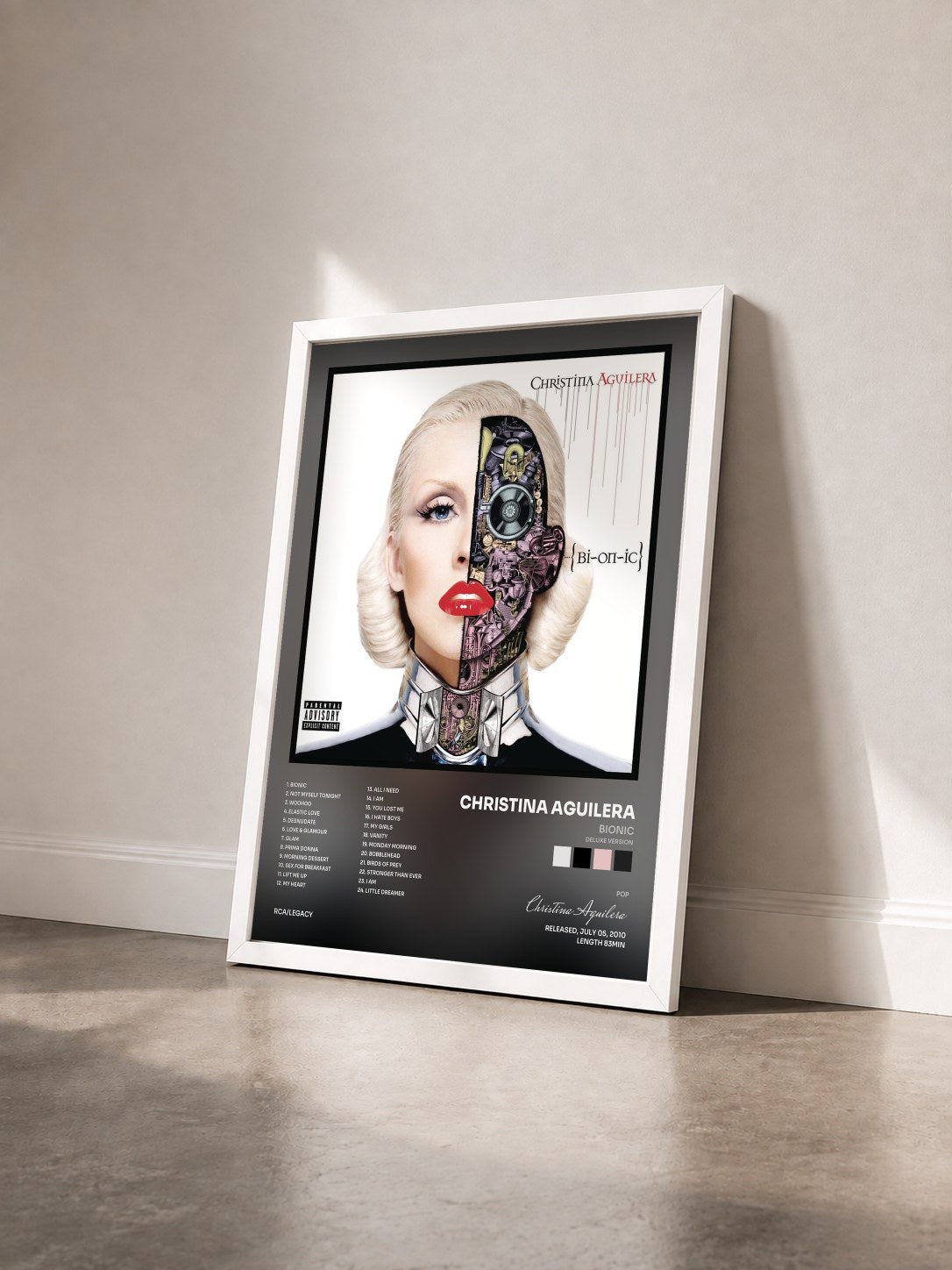 #blanc Tableau de l'album Bionic (Deluxe Version) de Christina Aguilera vu de trois quarts, cadre blanc
