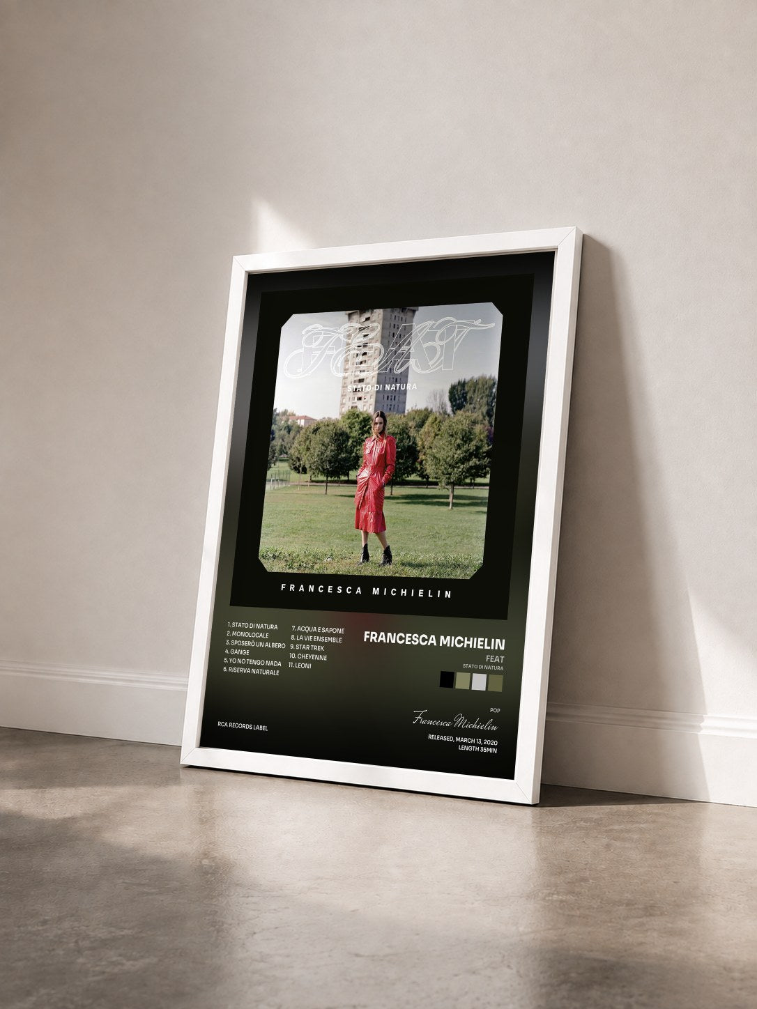 #blanc Tableau de l'album FEAT (Stato di Natura) de Francesca Michielin vu de trois quarts, cadre blanc