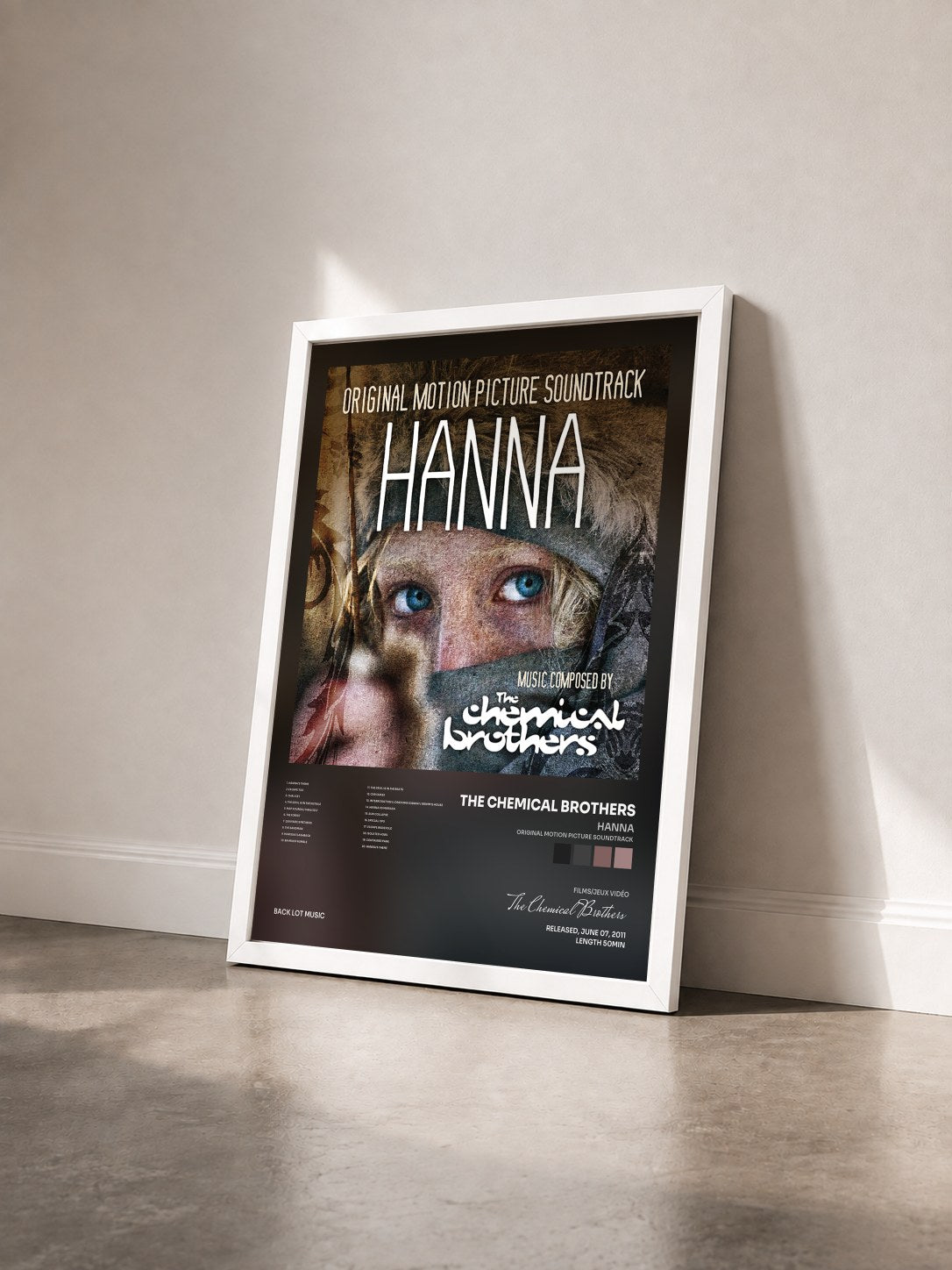 #blanc Tableau de l'album Hanna (Original Motion Picture Soundtrack) de The Chemical Brothers vu de trois quarts, cadre blanc