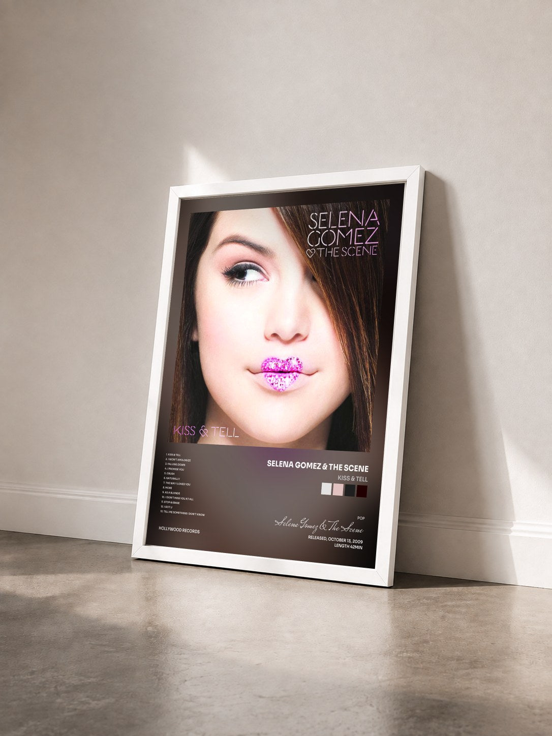 #blanc Tableau de l'album Kiss & Tell de Selena Gomez & The Scene vu de trois quarts, cadre blanc