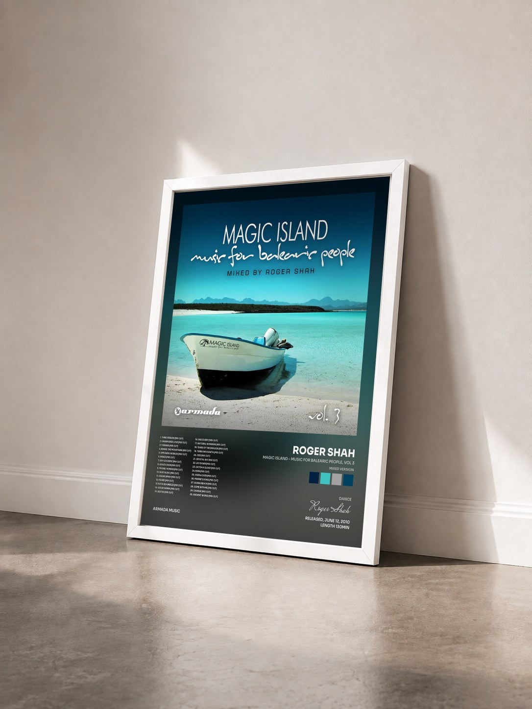 #blanc Tableau de l'album Magic Island - Music For Balearic People, Vol 3 (Mixed Version) de Roger Shah vu de trois quarts, cadre blanc