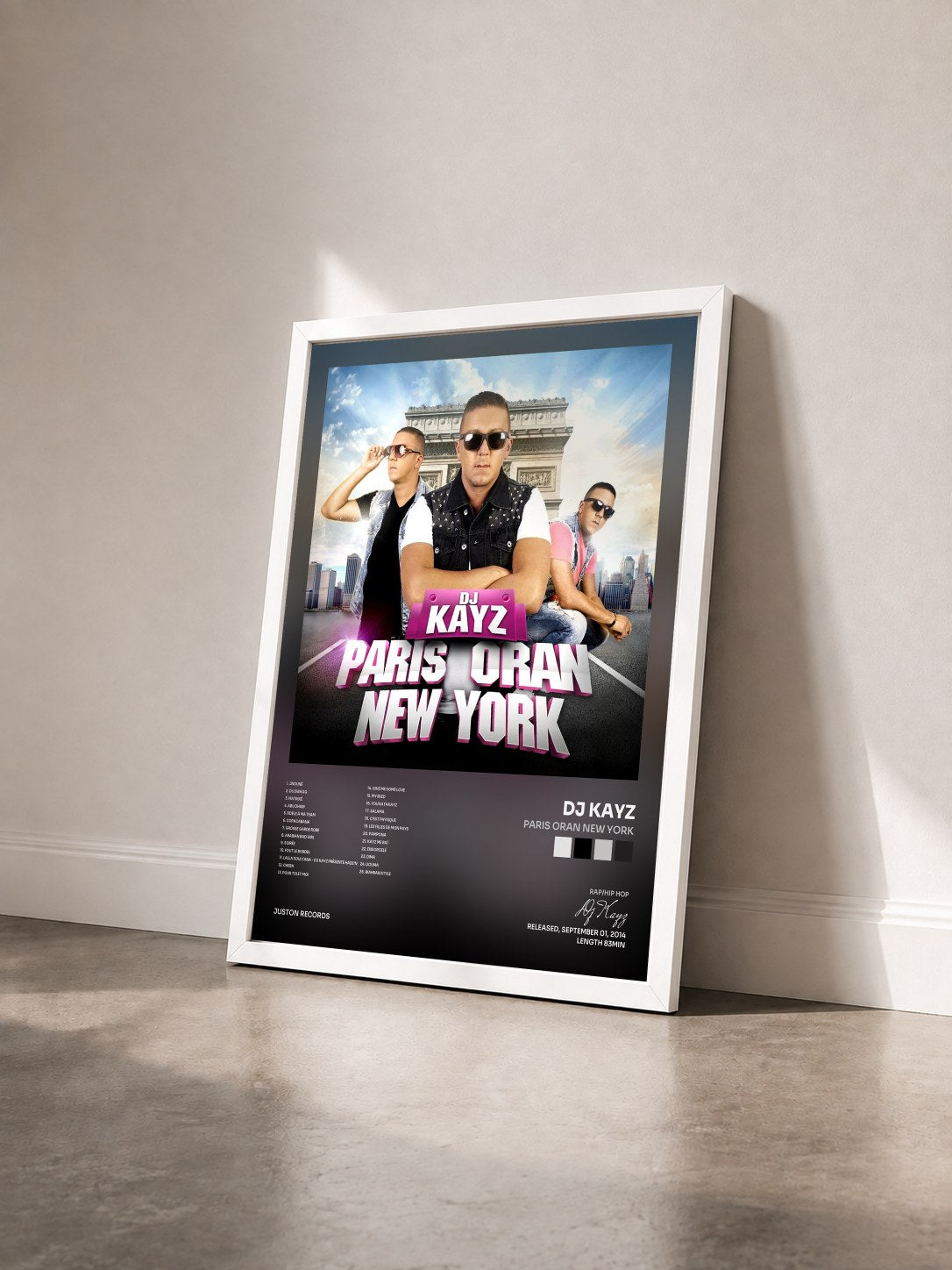 #blanc Paris Oran New York von Dj Kayz als gerahmter Kunstdruck von schräg gesehen, weißer Rahmen