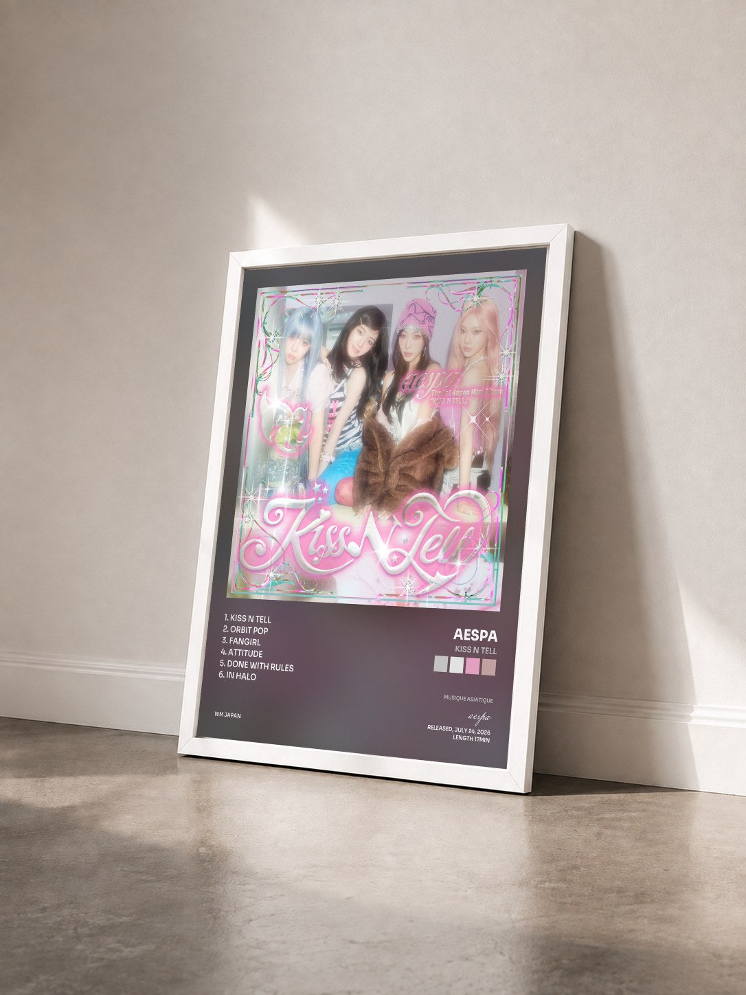 #blanc Tableau de l'album KISS N TELL de aespa vu de trois quarts, cadre blanc