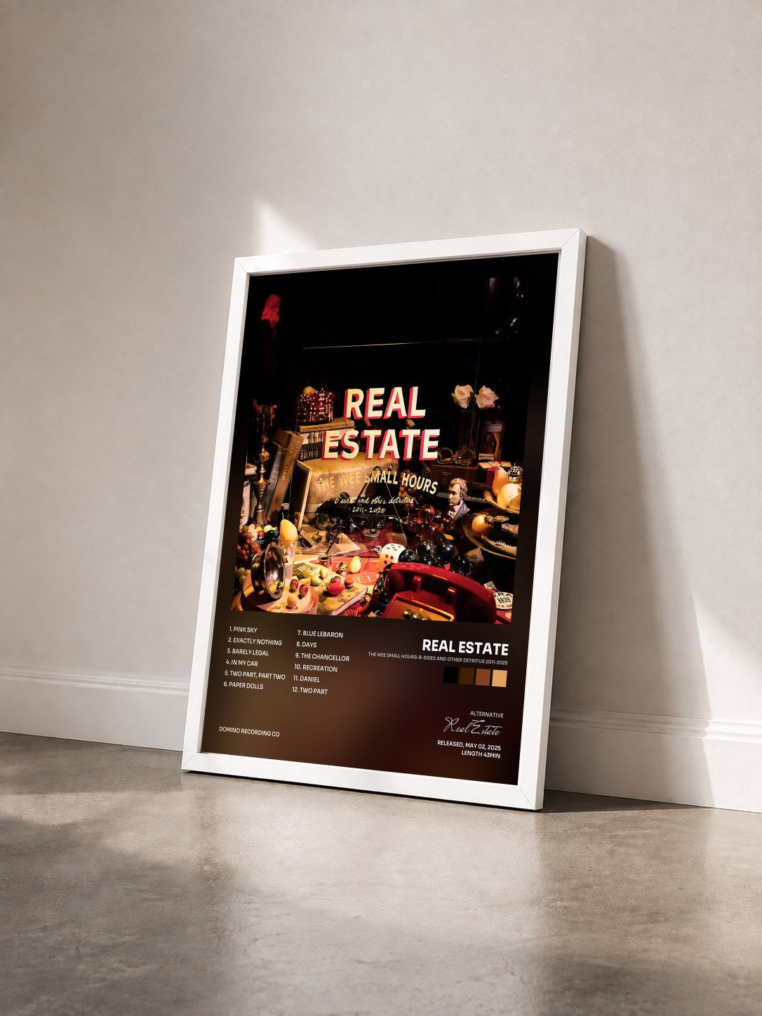 #blanc Tableau de l'album The Wee Small Hours: B-Sides and Other Detritus 2011-2025 de Real Estate vu de trois quarts, cadre blanc