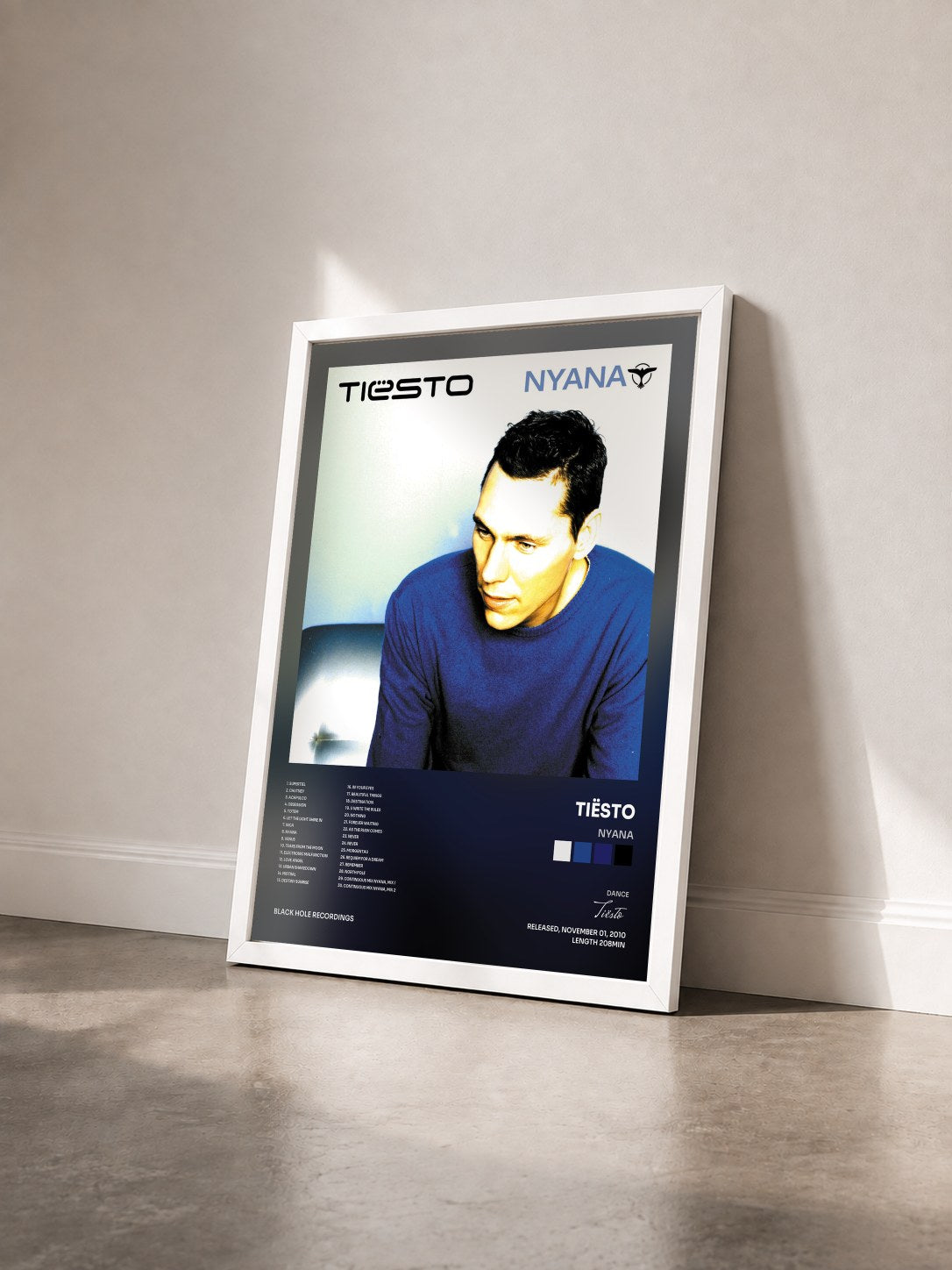 #blanc Tableau de l'album Nyana de Tiësto vu de trois quarts, cadre blanc