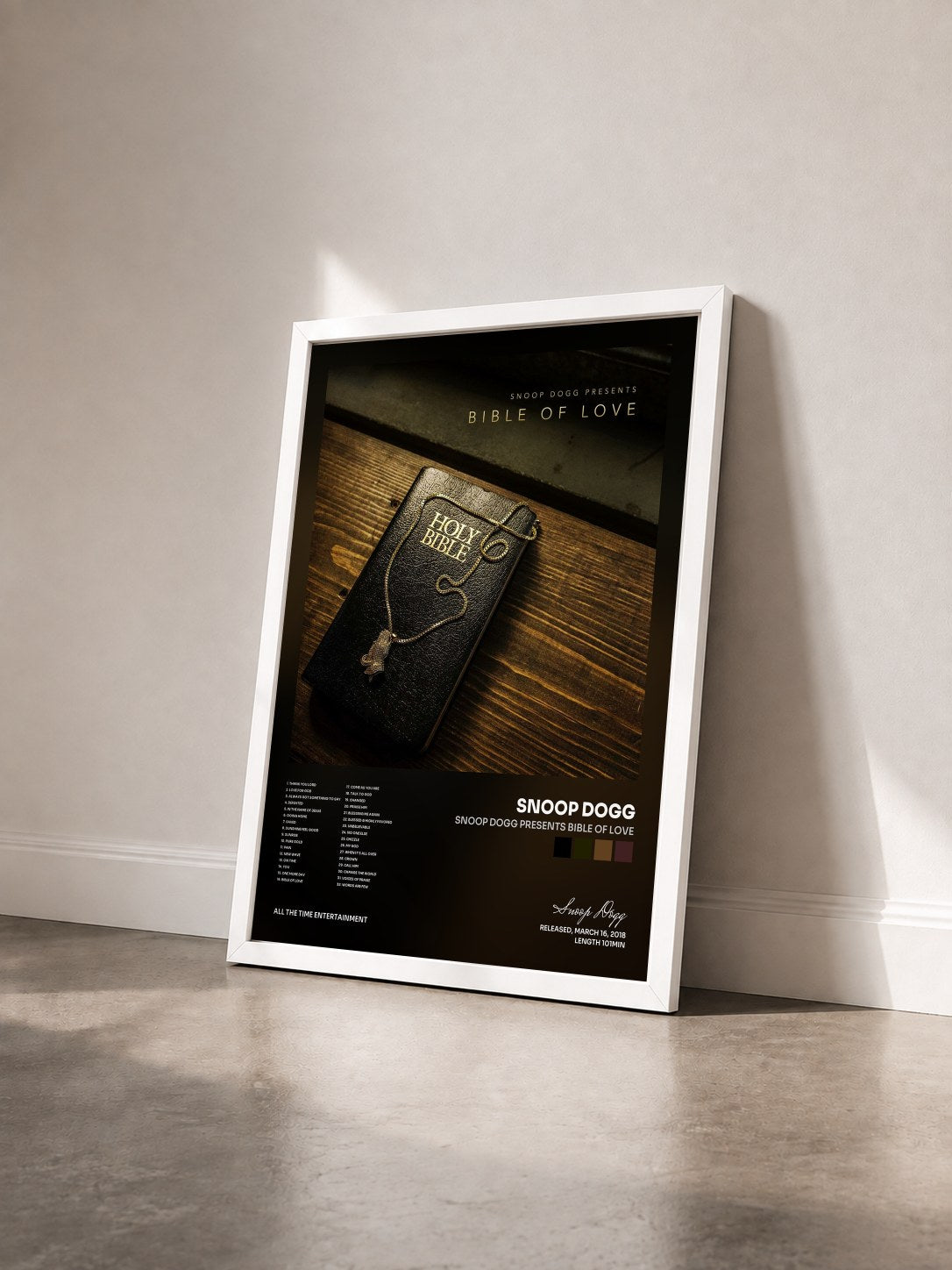 #blanc Tableau de l'album Snoop Dogg Presents Bible of Love de Snoop Dogg vu de trois quarts, cadre blanc
