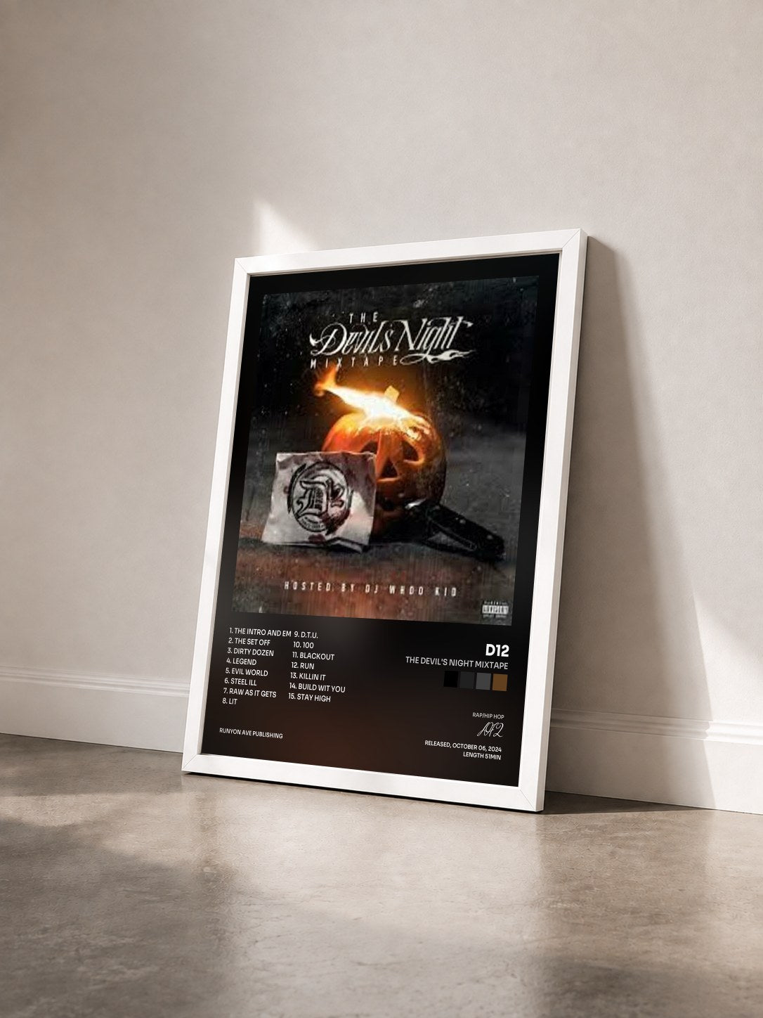 #blanc Tableau de l'album The Devil's Night Mixtape de D12 vu de trois quarts, cadre blanc