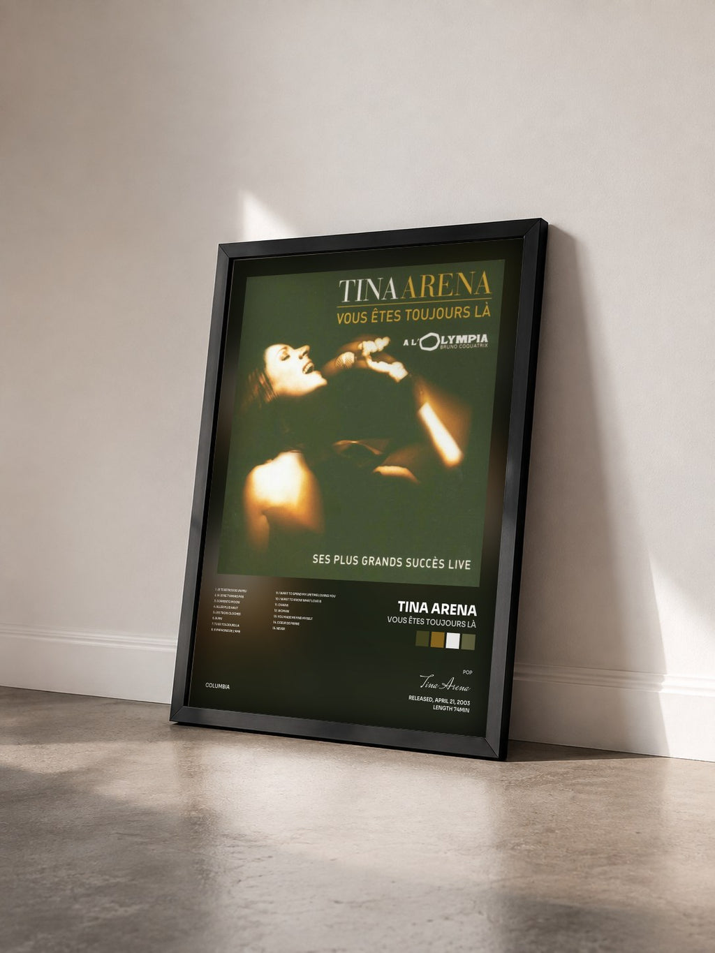 #noir Vous êtes toujours là di Tina Arena in stampa incorniciata vista di tre quarti, cornice nera