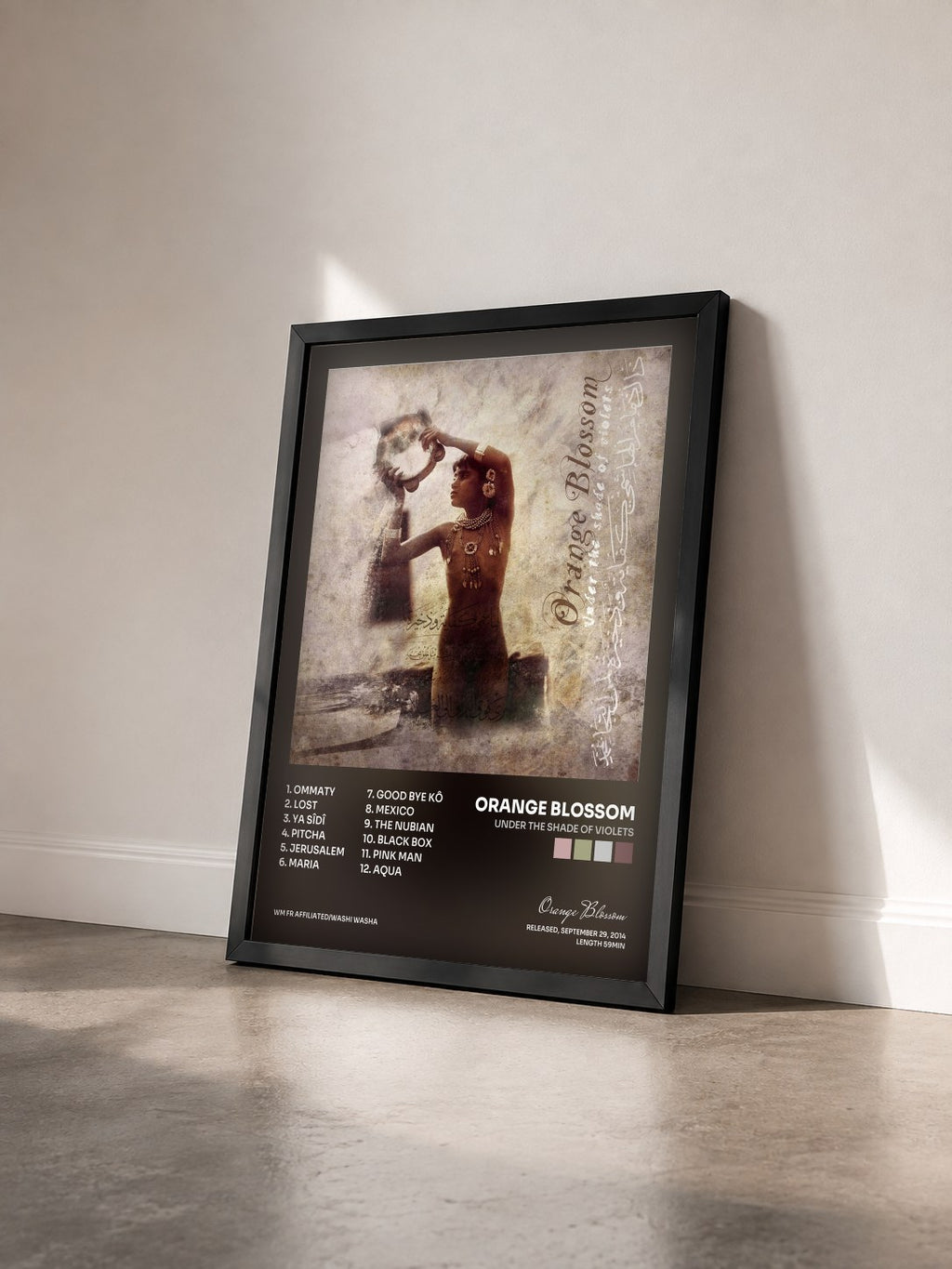 #noir Tableau de l'album Under the Shade of Violets de Orange Blossom vu de trois quarts, cadre noir